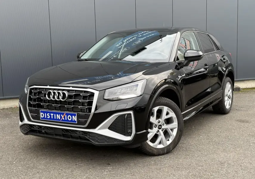 Audi Q2 noir Mythe vue 3/4 avant droit, avec calandre hexagonale et jantes alliage 17 pouces.