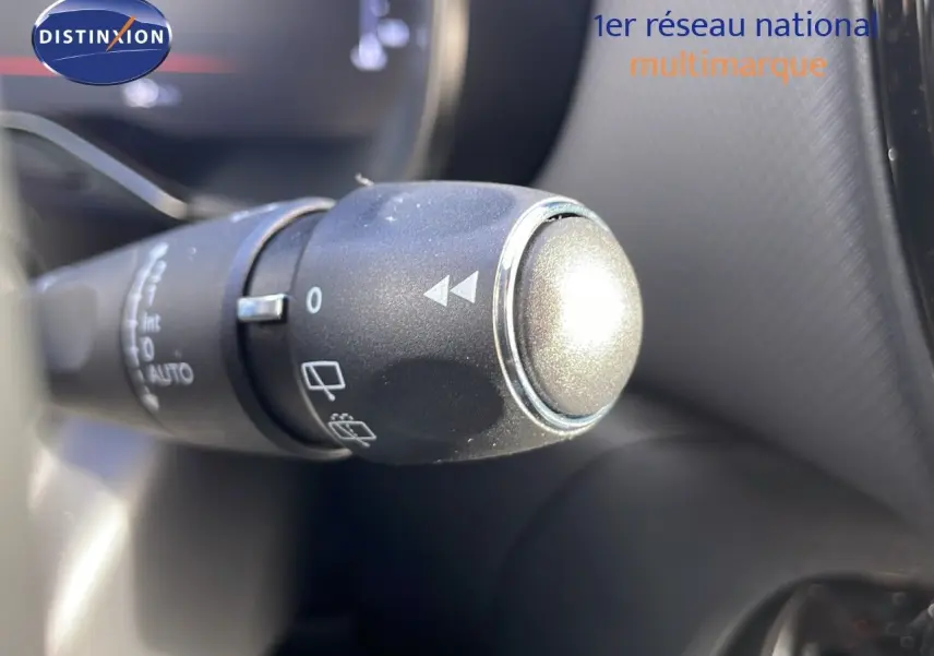 Gros plan sur la commande d’essuie-glace du CITROEN C5 AIRCROSS 2025 bleu Eclipse Metal, intérieur noir.