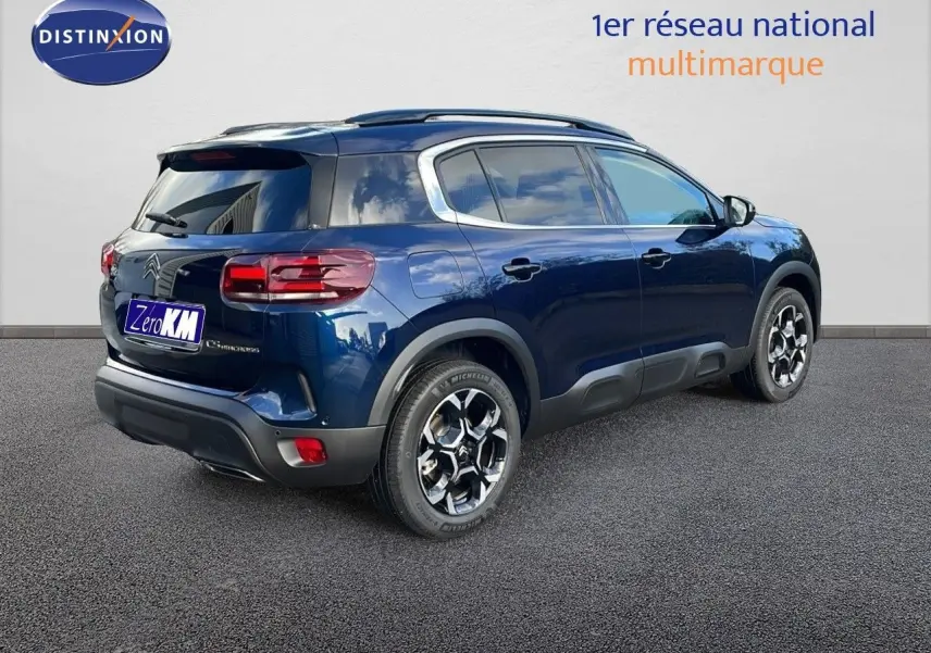 Citroën C5 Aircross bleu Eclipse Metal vu en 3/4 arrière droit, soulignant ses jantes biton et ses lignes robustes.