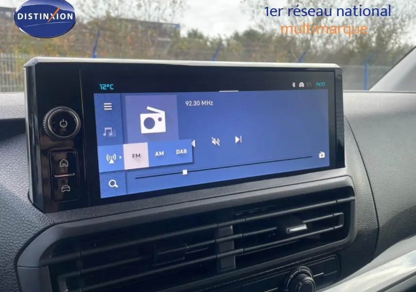 Écran tactile central du tableau de bord du Citroën Jumpy gris titane, vue intérieure côté passager.