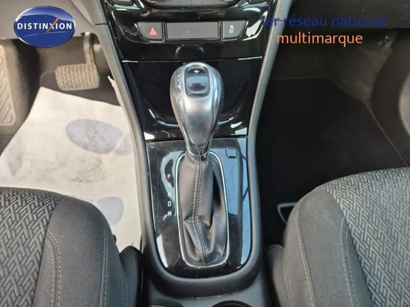 Vue rapprochée de la console centrale avec levier de vitesse automatique du Opel Mokka X gris Minéral, intérieur tissu noir.