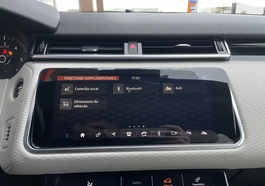 Écran tactile central du tableau de bord du Range Rover Velar 2018, finition Silicon Silver, affichant les fonctions supplémentaires.