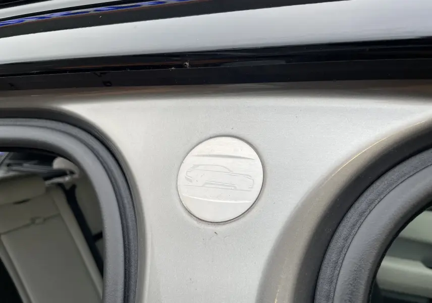 Détail du logo gravé sur la porte côté gauche d'un Range Rover Velar Silicon Silver 2018.