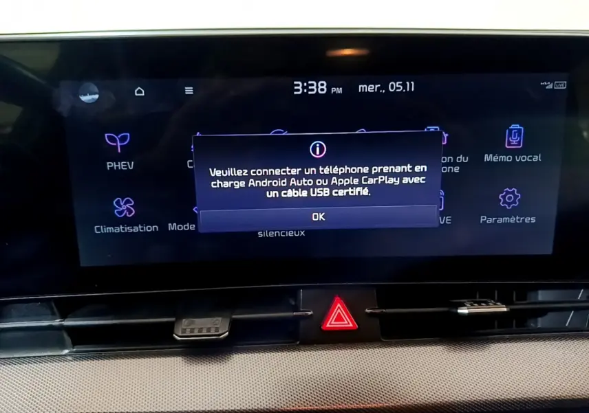 Écran tactile central du Kia Sportage blanc 2022 affichant un message de connexion Android Auto ou Apple CarPlay.
