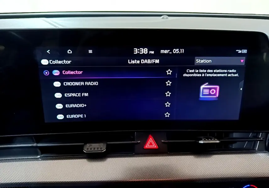 Écran tactile central affichant la liste des stations radio dans l'habitacle du KIA SPORTAGE blanc de 2022.