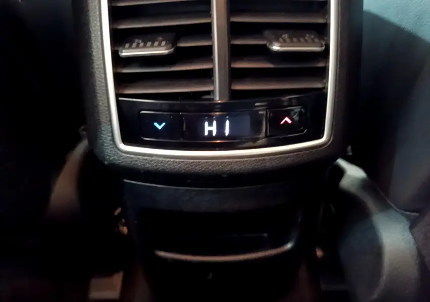 Commande de climatisation arrière avec affichage digital "HI" dans un KIA SPORTAGE blanc 2022 hybride rechargeable.