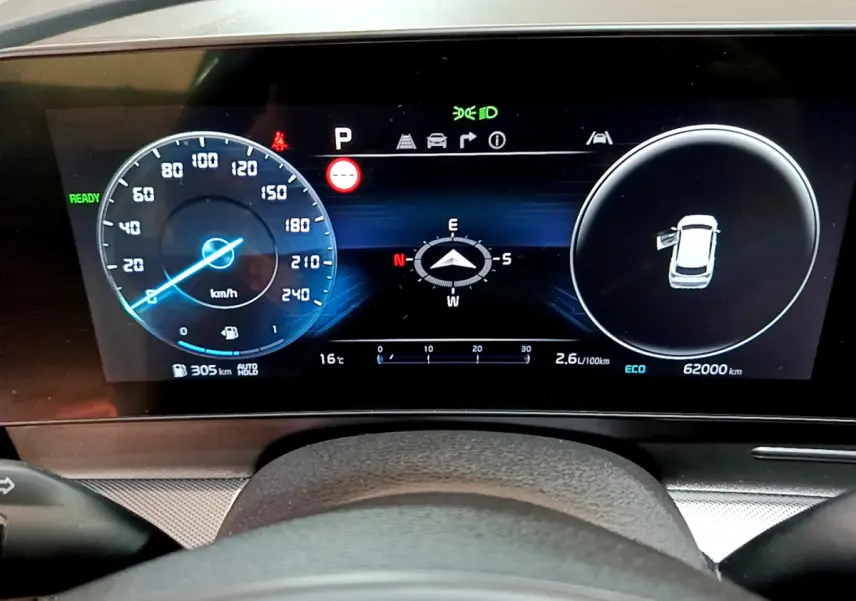 Tableau de bord numérique du Kia Sportage 2022, affichage vitesse, boussole et état portes vu de face.