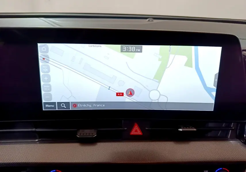 Écran tactile central du tableau de bord du Kia Sportage blanc 2022 affichant la navigation GPS.