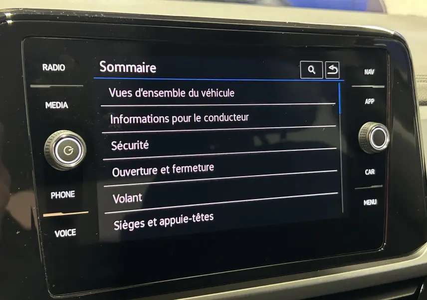 Écran tactile central du Volkswagen T-Roc 2025 affichant le menu sommaire des réglages du véhicule.