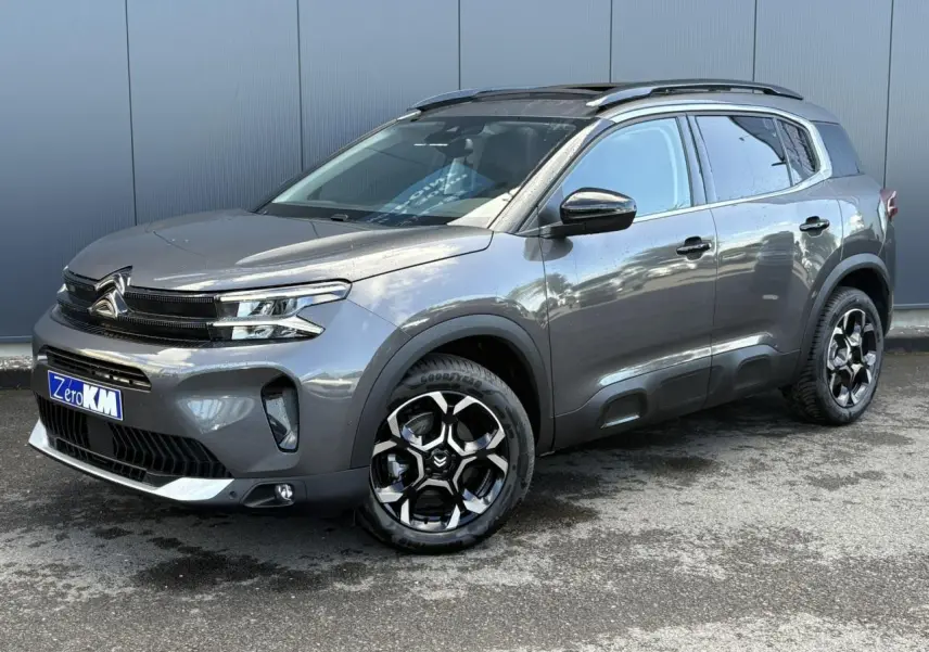 SUV Citroën C5 Aircross gris Platinium en 3/4 avant droit avec toit ouvrant panoramique et jantes bi-ton 18 pouces.
