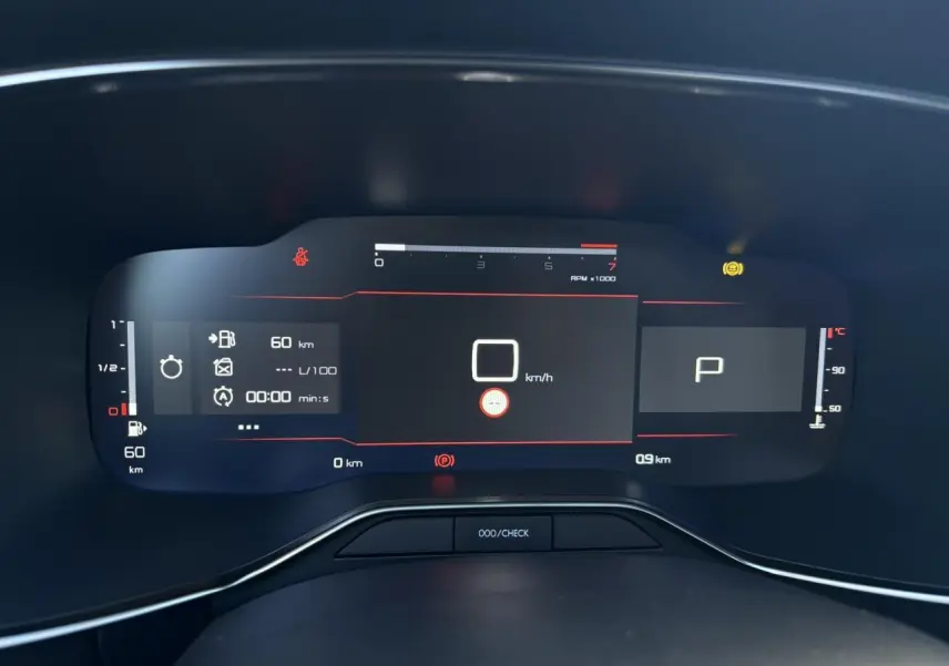 Tableau de bord numérique du Citroën C5 Aircross 2025 affichant vitesse, régime moteur et température moteur.