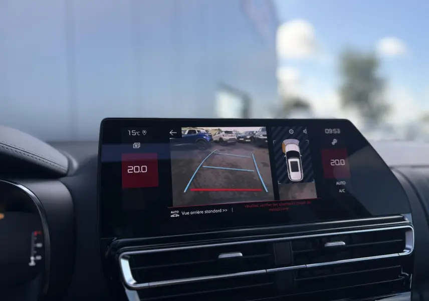 Écran tactile intérieur du Citroën C5 Aircross affichant la caméra de recul et la température à 20°C