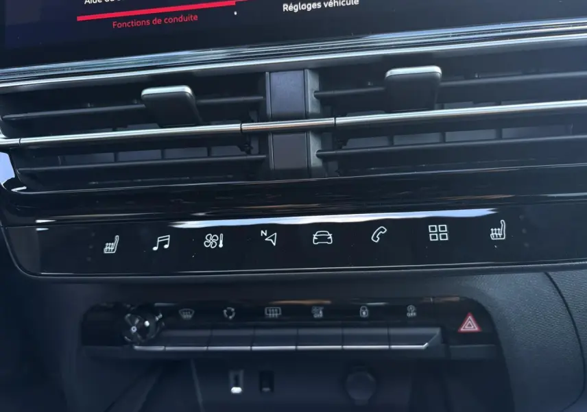 Gros plan sur la console centrale noire brillante avec commandes tactiles et aérateurs horizontaux du Citroën C5 Aircross 2025.