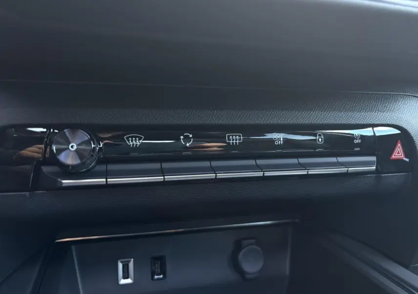 Détail de la console centrale noire avec boutons de commande et prises USB du Citroën C5 Aircross Gris Platinium 2025