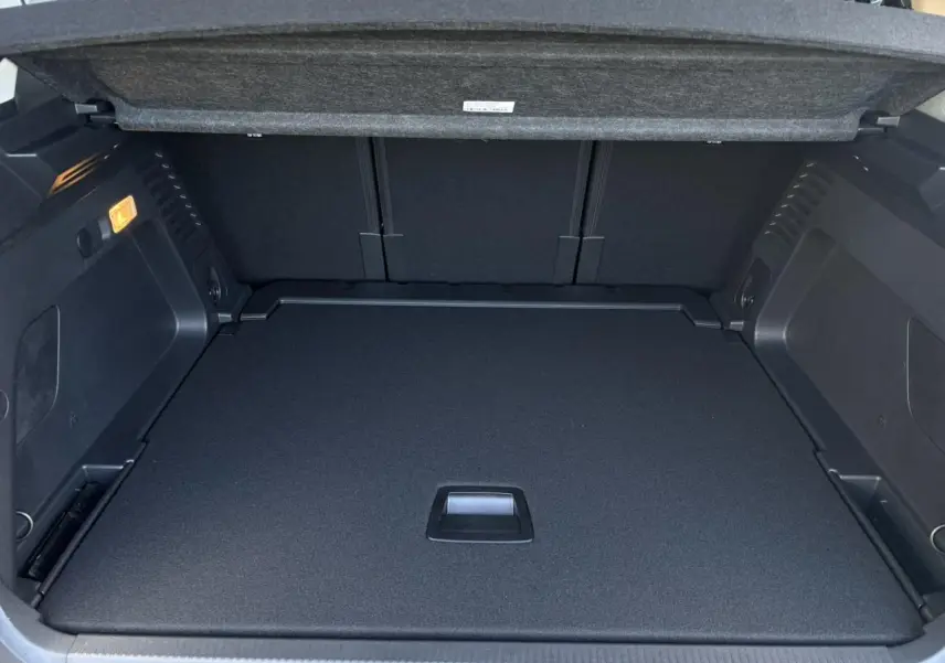 Coffre ouvert du Citroën C5 Aircross gris Platinium, montrant le plancher modulable et l'intérieur noir.