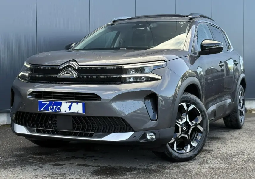 SUV Citroën C5 Aircross gris Platinium en 3/4 avant droit avec jantes alliage bi-ton et toit ouvrant panoramique.