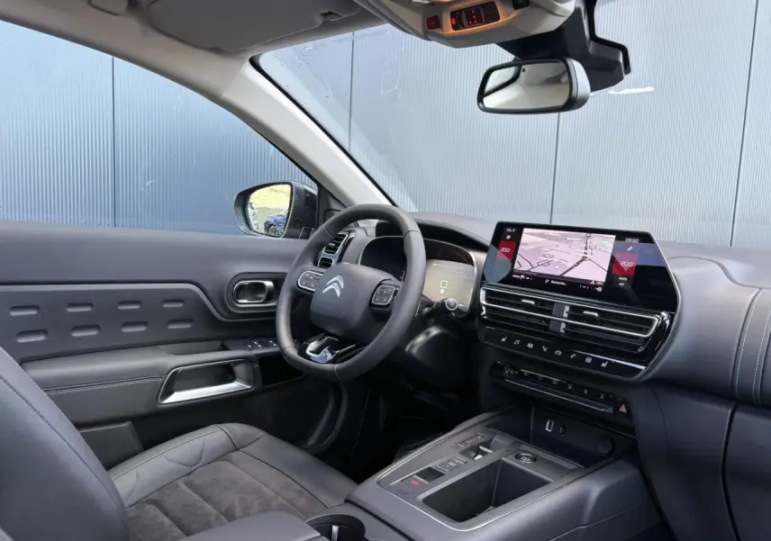 Intérieur côté conducteur du Citroën C5 Aircross gris Platinium, avec tableau de bord numérique et écran tactile GPS.