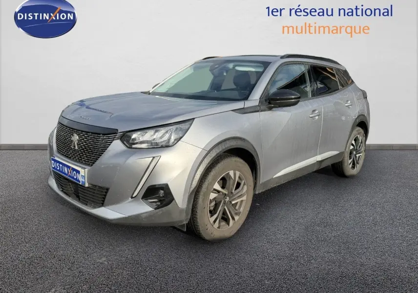 Peugeot 2008 gris Artense vue 3/4 avant droit, avec calandre noire et jantes alliage foncé.