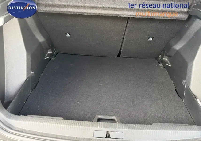 Coffre vide de Peugeot 2008 gris Artense vu de l'arrière, montrant un espace de chargement propre et bien fini.