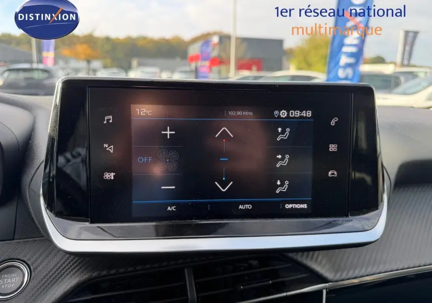 Écran tactile central du tableau de bord de la Peugeot 2008 gris Artense, affichant les réglages de climatisation.