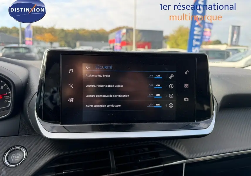 Écran tactile central affichant les options de sécurité dans l’habitacle d’un Peugeot 2008 gris Artense, vue avant.