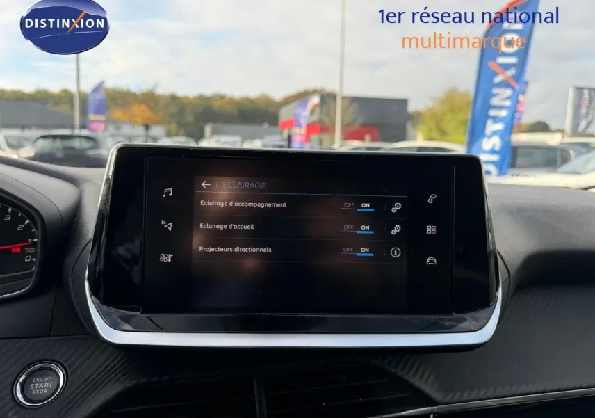 Écran tactile central du tableau de bord de la Peugeot 2008 gris Artense, avec réglages d’éclairage affichés.