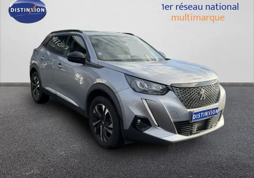 Peugeot 2008 gris Artense en 3/4 avant droit, avec calandre distinctive et jantes alliage noires.