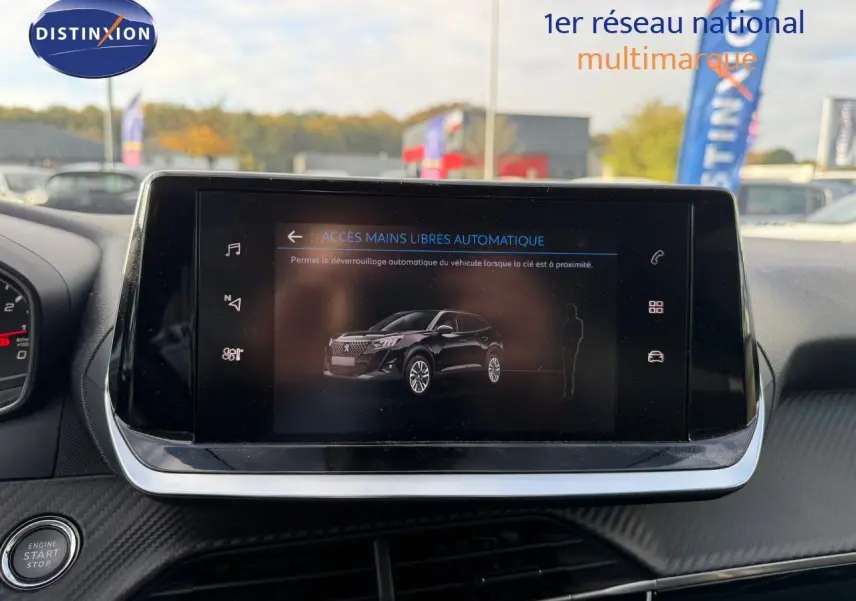 Écran central affichant l'interface mains libres d'un Peugeot 2008 gris Artense, vue intérieure avant.