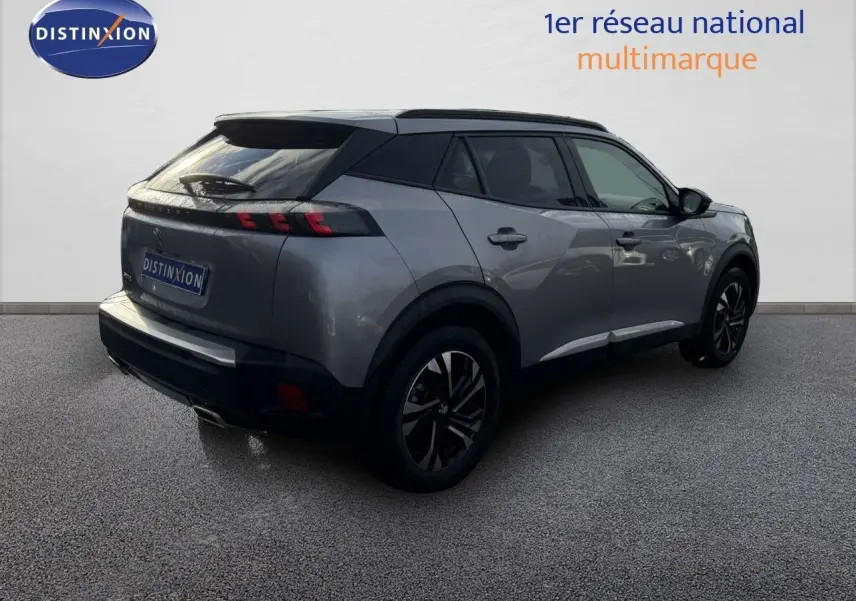 Peugeot 2008 gris Artense vue 3/4 arrière droit, avec toit noir et jantes alliage noires.