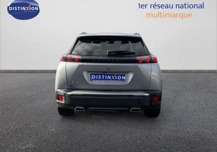 Vue arrière d'un Peugeot 2008 gris Artense 2022 avec feux arrière LED et double sortie d'échappement chromée.