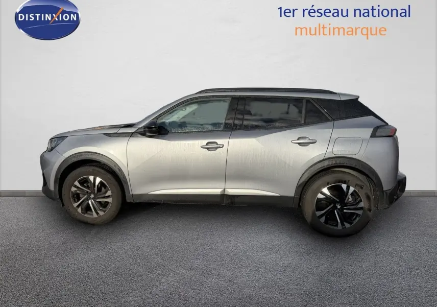 Profil droit du Peugeot 2008 gris Artense 2022, avec jantes noires et toit noir contrastant.