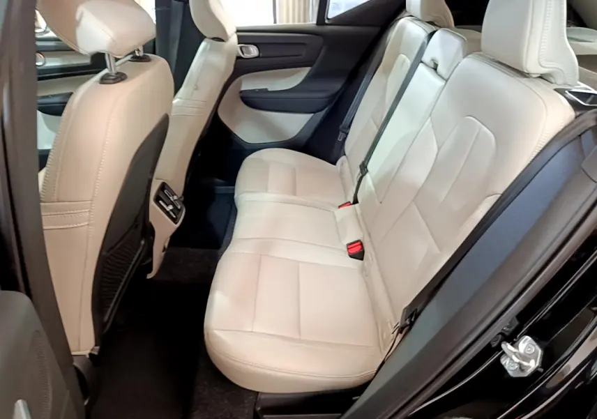 Vue côté droit des sièges arrière en cuir beige clair du Volvo XC40 T3 2020 noir, avec ceintures et appuie-têtes visibles.