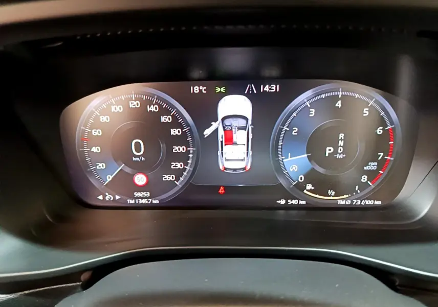 Affichage numérique du tableau de bord du Volvo XC40 T3 2020, montrant vitesse, régime et état portes ouvertes.