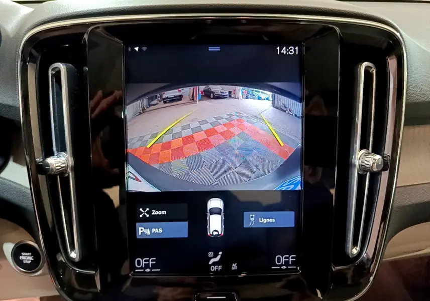 Écran tactile central du Volvo XC40 noir 2020 montrant la caméra de recul avec guidage de stationnement.