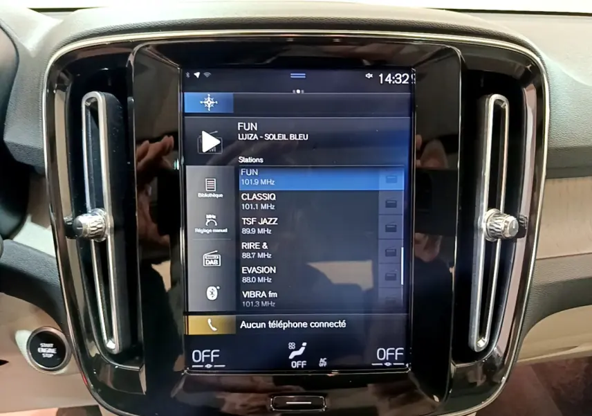Écran tactile central du tableau de bord noir du Volvo XC40 T3 Inscription 2020, avec commandes radio affichées.