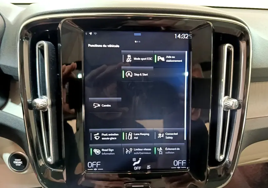 Écran tactile central du tableau de bord du Volvo XC40 noir, affichant les fonctions d’aide à la conduite.