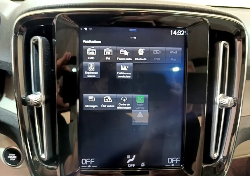 Gros plan sur l'écran tactile central du tableau de bord noir du Volvo XC40 T3 Inscription 2020.