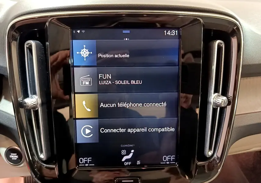 Écran tactile central noir affichant la navigation et la musique dans l'habitacle du Volvo XC40 T3 2020.
