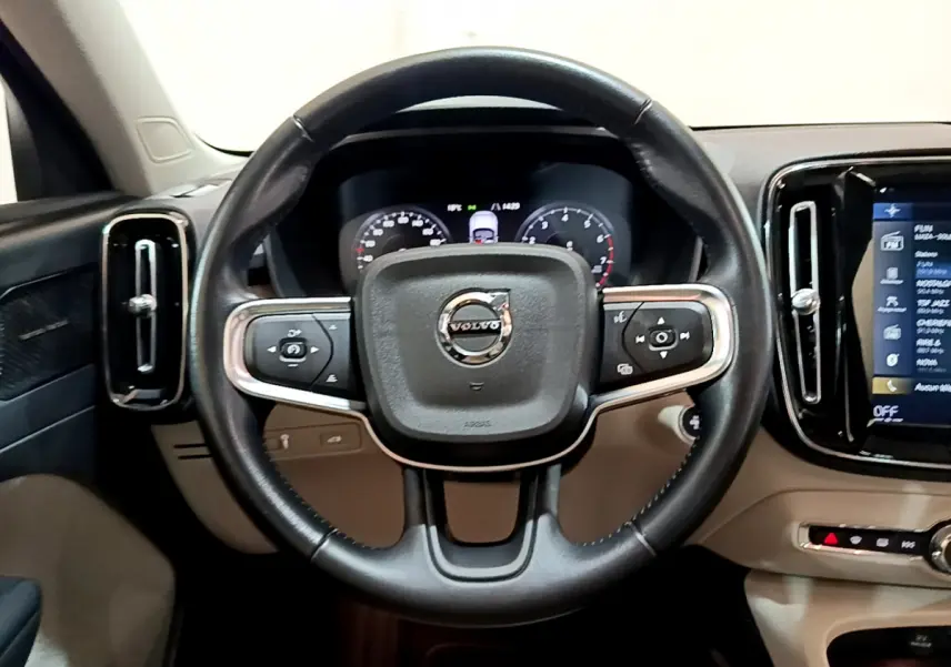 Volant cuir noir Volvo XC40 T3 2020 vu de face avec tableau de bord numérique et écran tactile latéral.