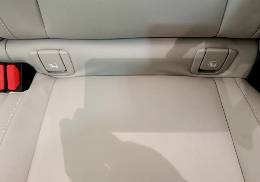 Gros plan sur la banquette arrière beige du Volvo XC40 T3 2020 avec boutons Isofix visibles sur les côtés.