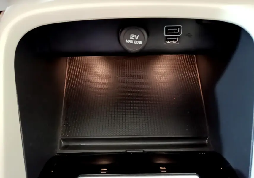 Prise 12V et ports USB dans le compartiment de rangement noir intérieur du Volvo XC40 T3 2020.