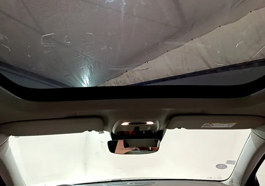 Vue intérieure du toit ouvrant panoramique et du rétroviseur central du Volvo XC40 T3 noir de 2020