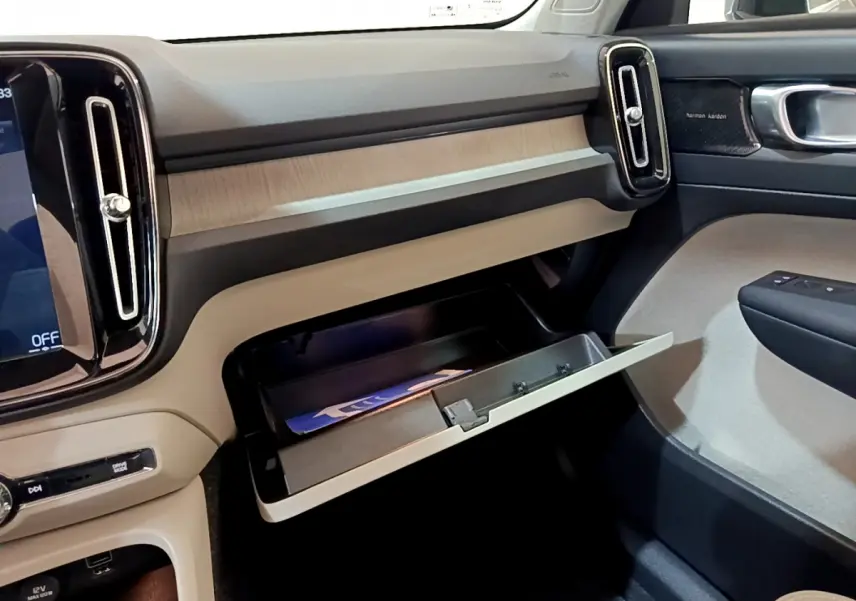 Intérieur du Volvo XC40 T3 2020, vue côté passager avec boîte à gants ouverte et finition bois clair sur tableau de bord.