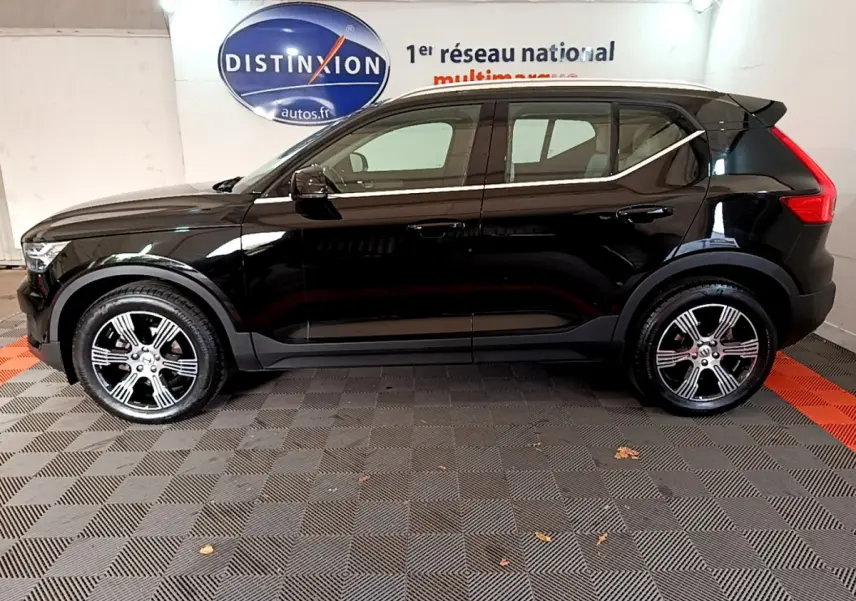 Profil côté gauche d'un Volvo XC40 T3 noir 2020 avec jantes alliage et toit contrasté dans un showroom intérieur.