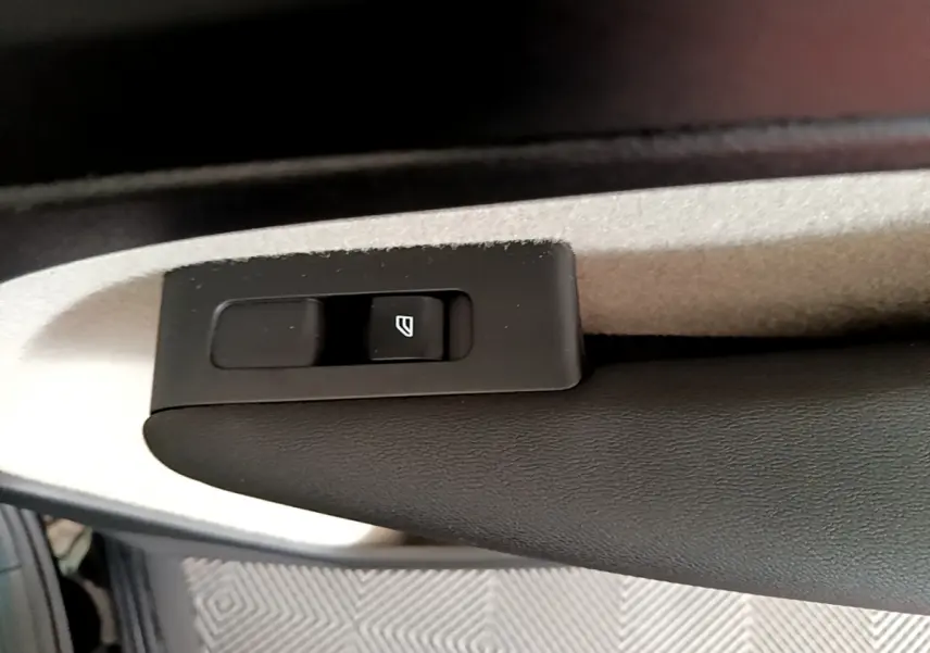 Bouton de commande de lève-vitre sur la garniture intérieure côté gauche d'un Volvo XC40 noir 2020.