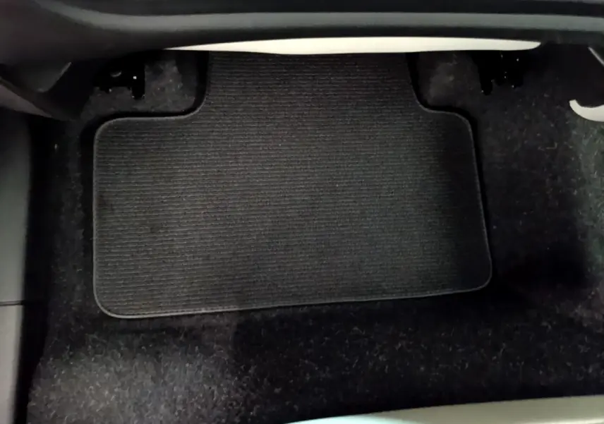 Tapis de sol noir côté conducteur du Volvo XC40 T3 2020 vu de dessus, intérieur sombre et épuré.