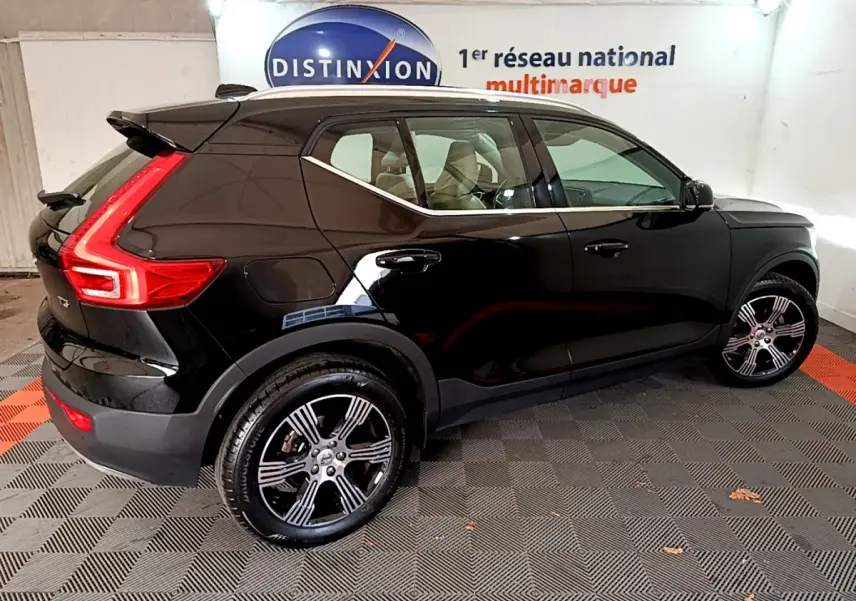 Vue de profil côté gauche d'un Volvo XC40 T3 noir avec jantes alliage et feux arrière LED caractéristiques.