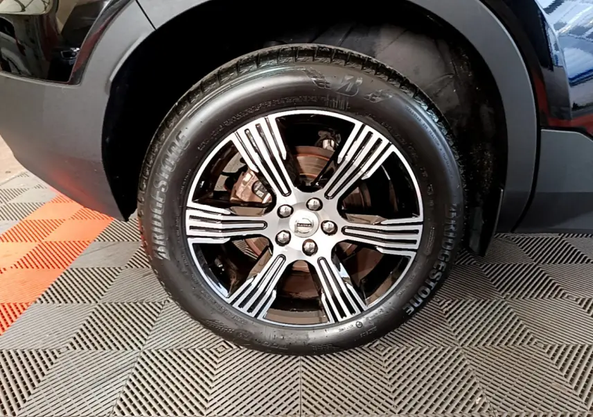 Gros plan sur la roue avant droite noire du Volvo XC40 T3 2020 avec jante alliage et pneu Bridgestone.