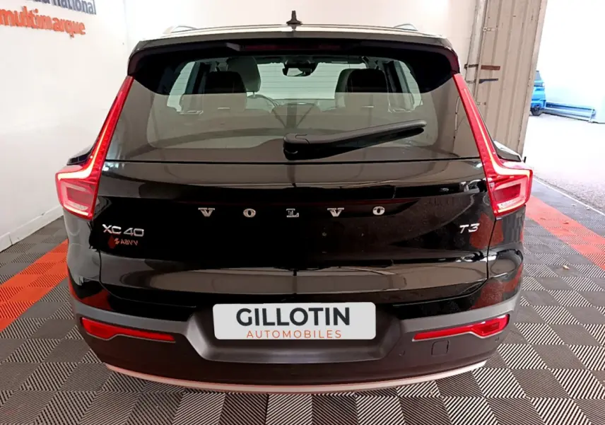 Vue arrière d'un Volvo XC40 T3 noir avec feux arrière LED et plaque d'immatriculation GILLOTIN AUTOMOBILES.