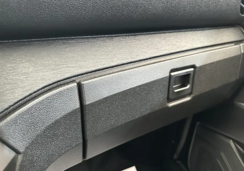 Détail intérieur du tableau de bord noir texturé de l’AIXAM AMBITION 0.5 CITY PACK 2026.